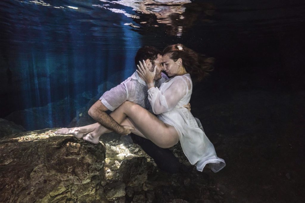 ouple-underwater-cenote-photoshoot