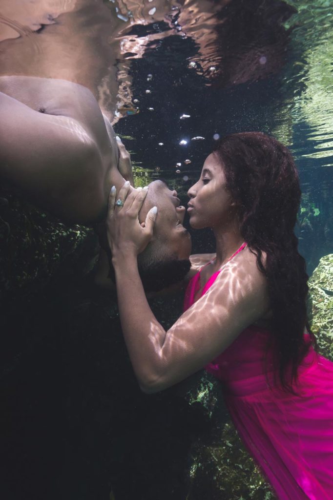 under-water-couple-photoshoot