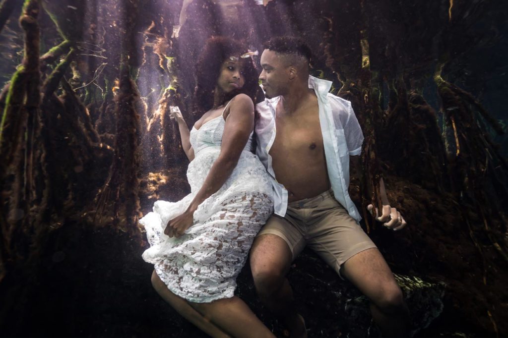 underwater-couple-in-cenotes.