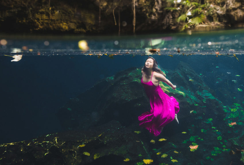 “Fotografía de retratos subacuáticos: impresionantes vestidos fluídos para tomas cautivadoras”