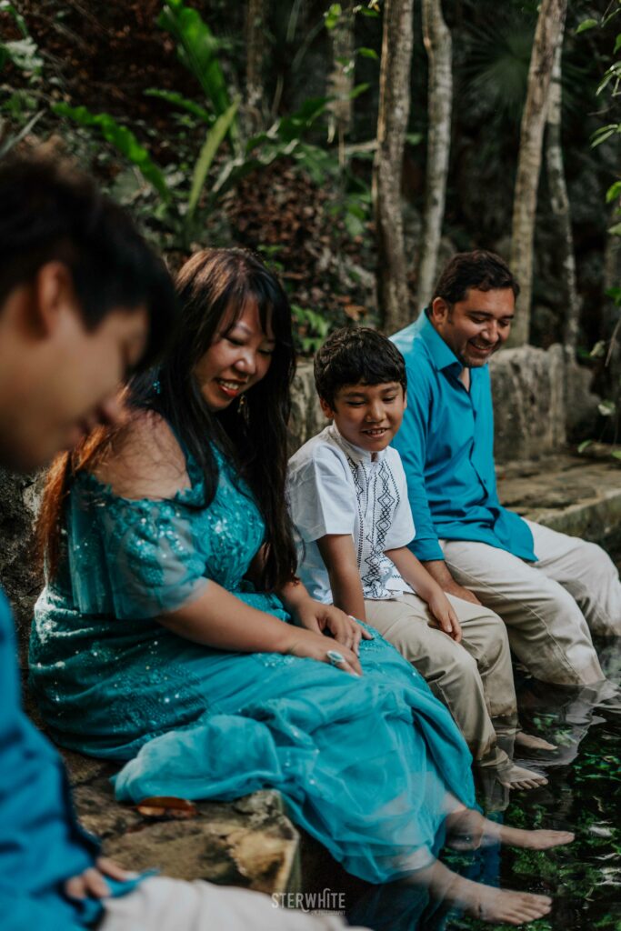 family-cenote-photo-shoot